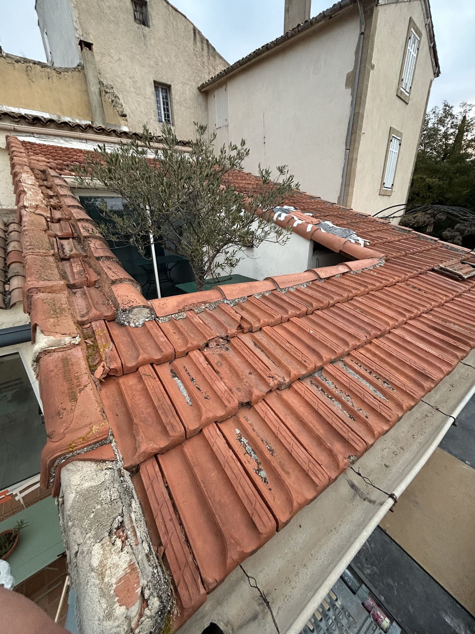 Rénovation complète de toiture à Velaux avant travaux