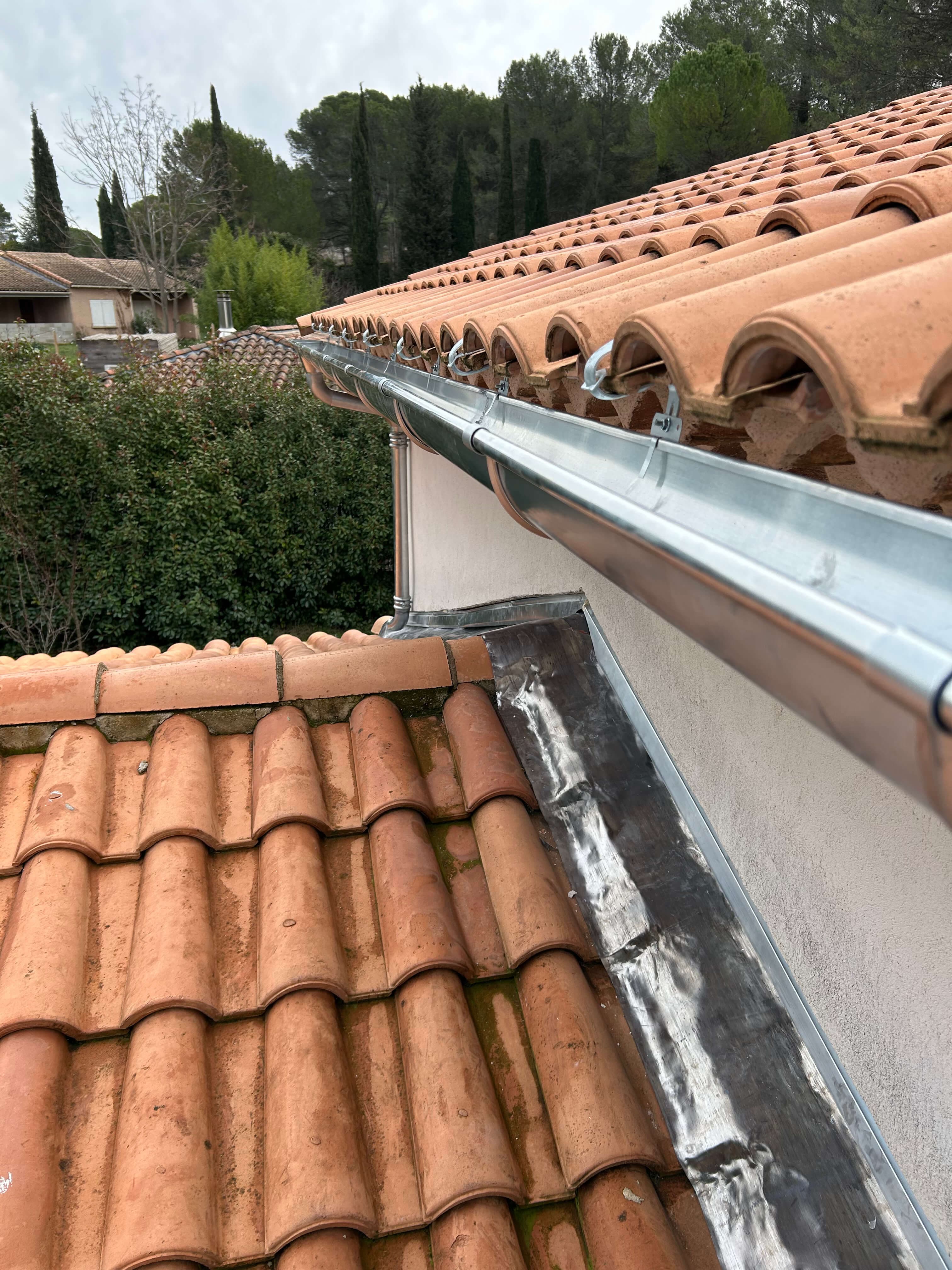 Rénovation de solin et pose de gouttière à Ventabren